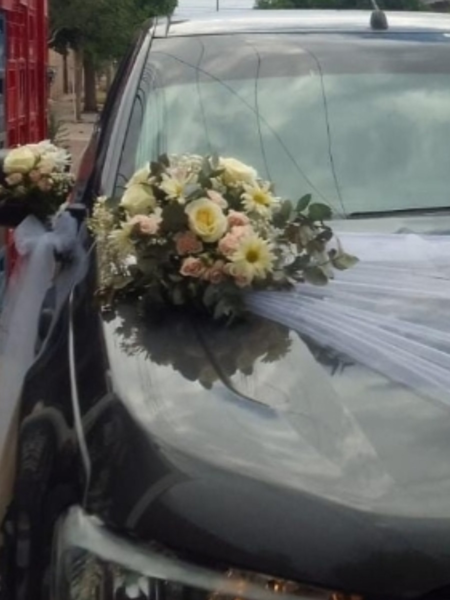 Arreglo floral para auto